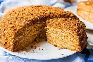 Для торта понадобятся 12–13 коржей