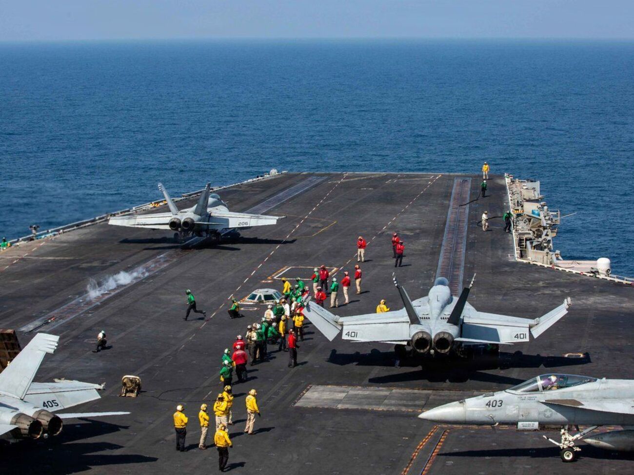 Авианосец USS Abraham Lincoln продолжает свою работу