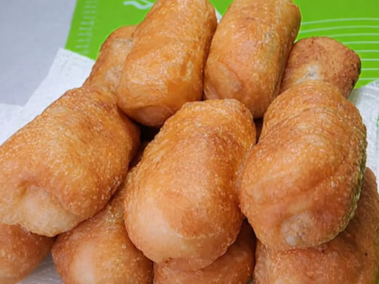 Викладіть готові пиріжки на паперовий рушник