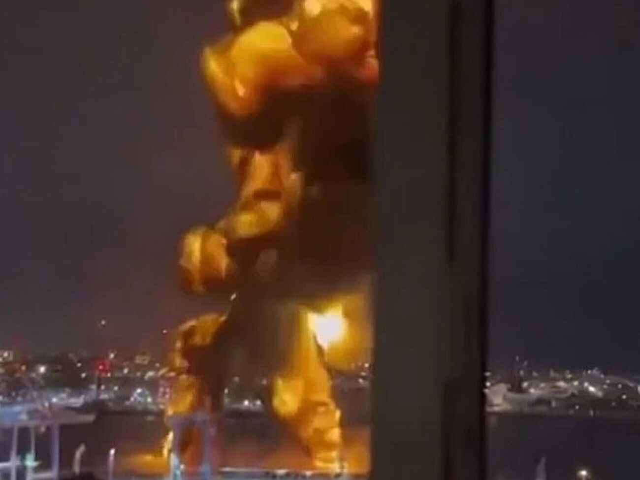 Під атакою, за даними моніторів, був порт, зокрема нафтовий термінал