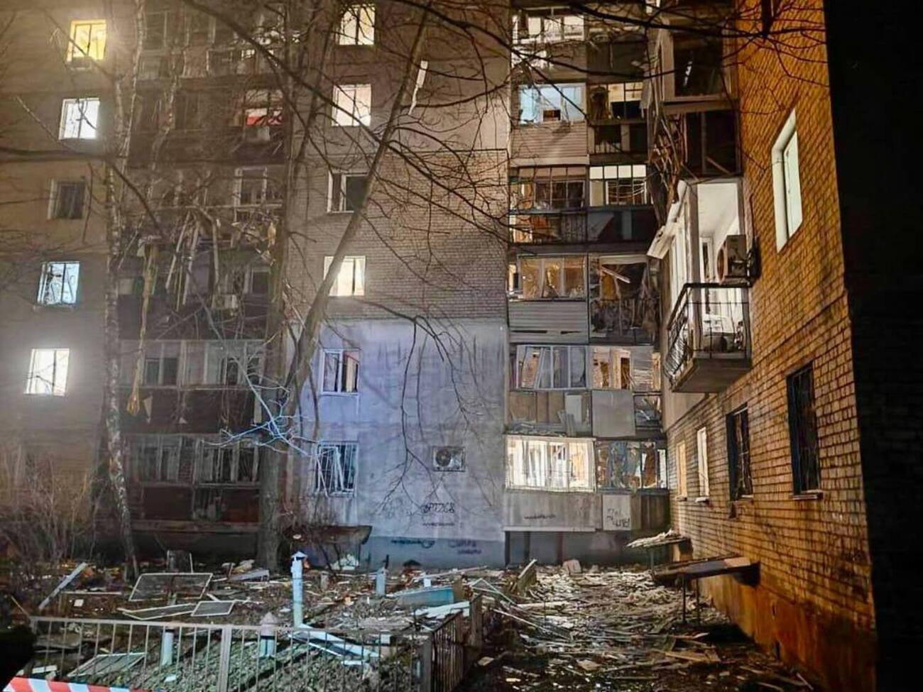 В домах разбиты окна и балконы