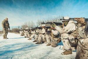 Силам обороны осталось доработать три небольших населенных пункта и еще два зачистить, заявил генерал