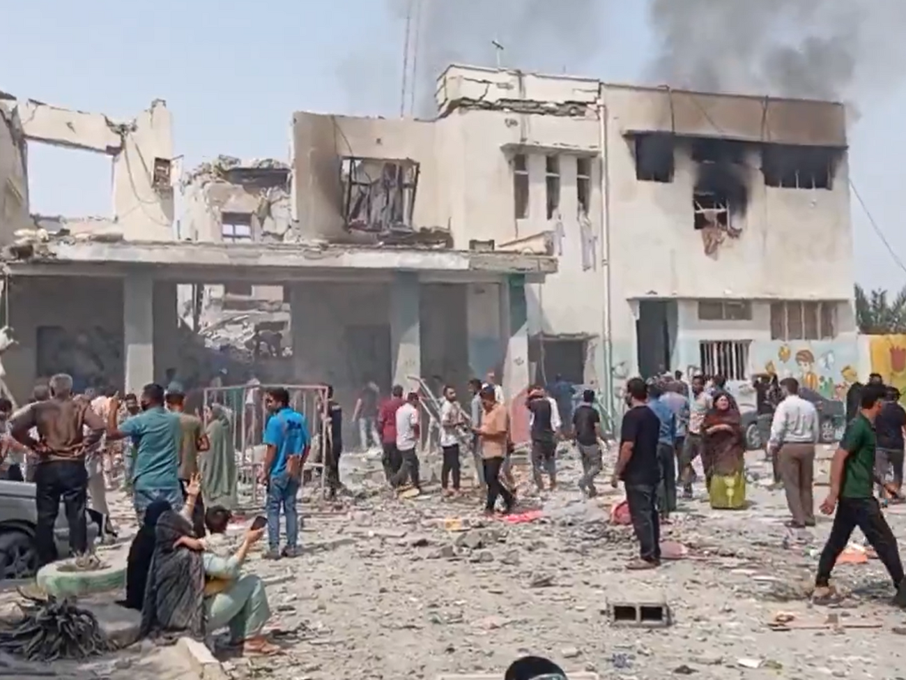 Согласно анализу CNN, школа и база КСИР могли быть поражены примерно одновременно