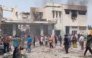 Согласно анализу CNN, школа и база КСИР могли быть поражены примерно одновременно