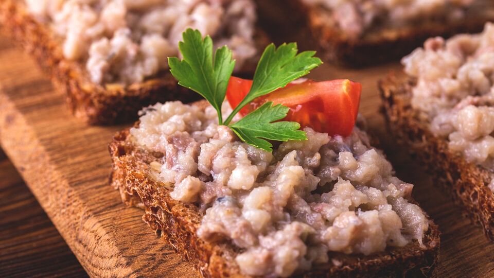 Сельдь измельчается на крупную решетку