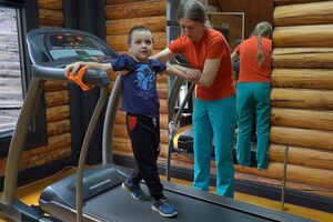 Пятилетний Михаил из Запорожья получил тяжелые ранения, когда российский КАБ попал в его комнату