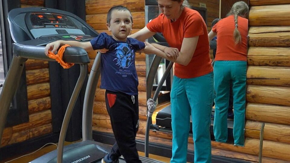 П'ятирічний Михайло із Запоріжжя дістав важкі поранення, коли російський КАБ влучив у його кімнату