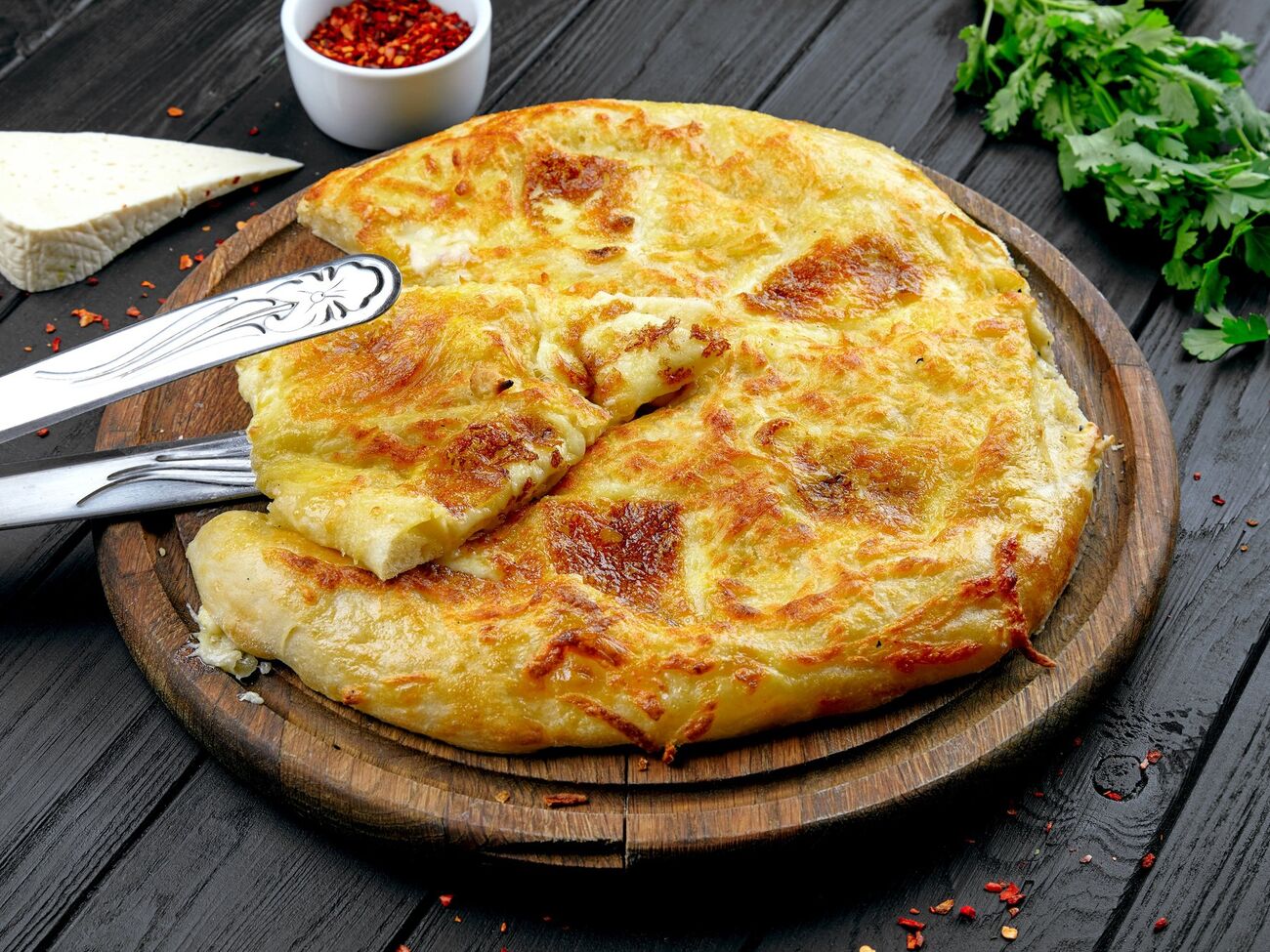 Хачапури подают горячими