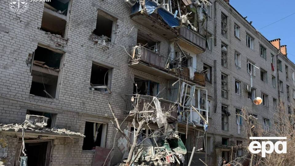 В результате удара повреждены шесть многоэтажек и 10 автомобилей