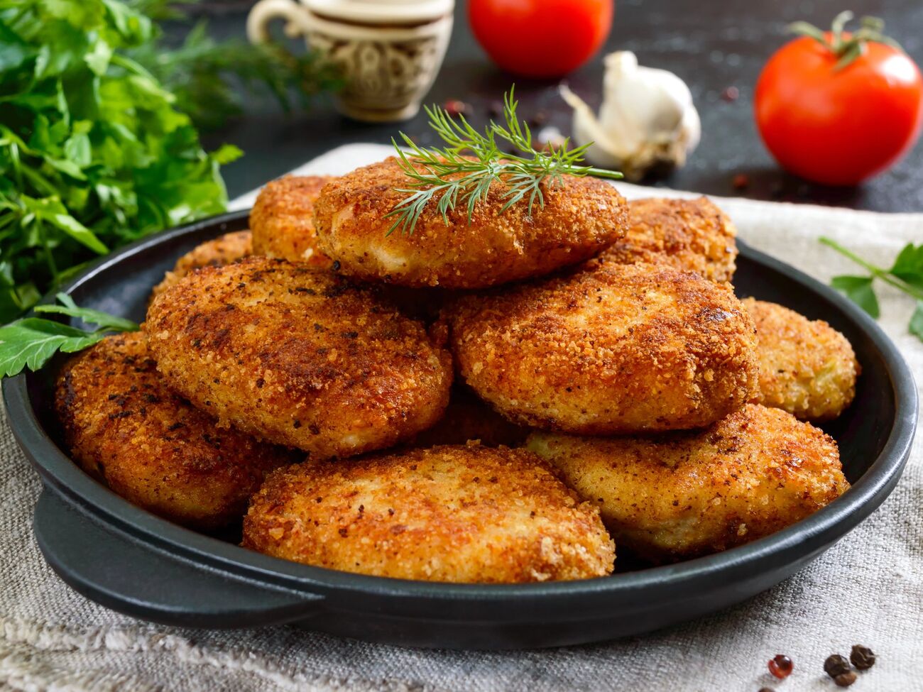 "Стоят так дешево, что можно приготовить сразу целую гору". Бюджетный рецепт куриных котлет