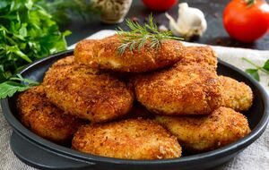 "Стоят так дешево, что можно приготовить сразу целую гору". Бюджетный рецепт куриных котлет