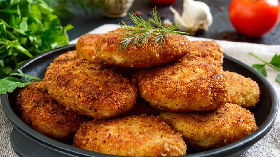 "Коштують так дешево, що можна наготувати одразу цілу гору". Бюджетний рецепт курячих котлет