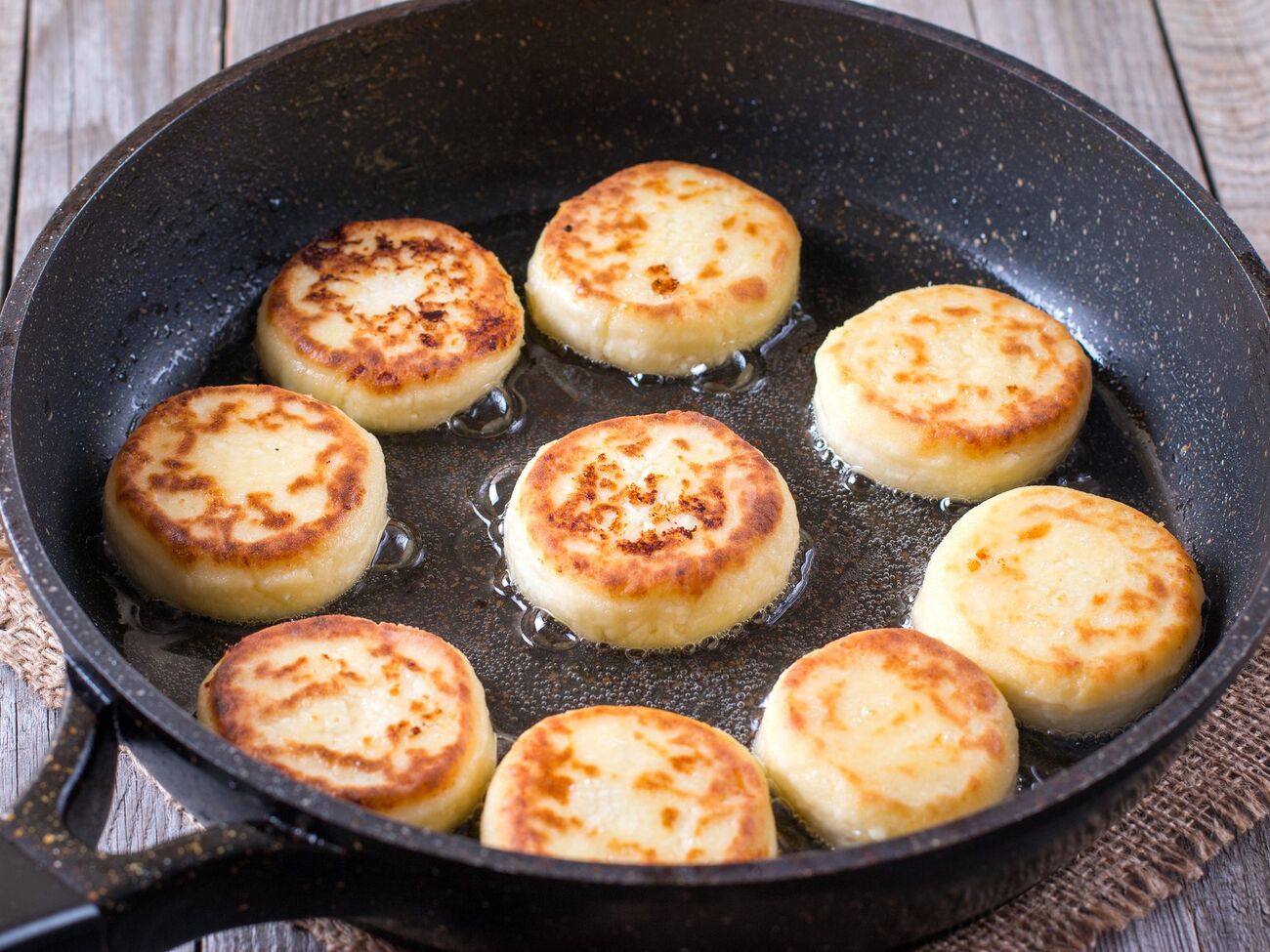 Самая большая ошибка во время приготовления сырников – работать с влажным творогом