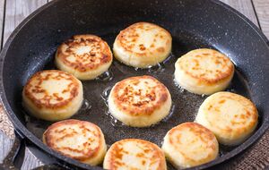 Самая большая ошибка во время приготовления сырников – работать с влажным творогом