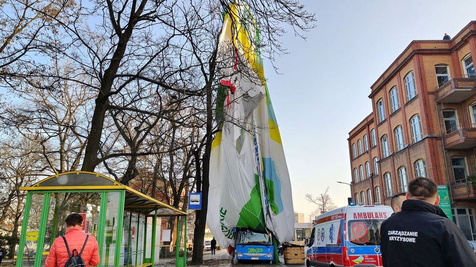 28-річна жінка випала з кошика повітряної кулі на дах 33-метрового будинку