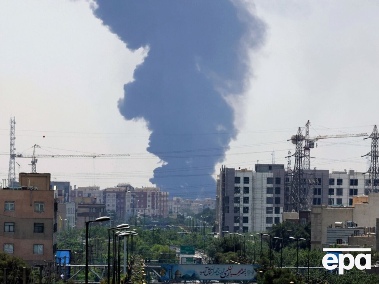 Наразі незрозуміло, як довго Іран зможе витримувати безпрецедентні удари США й Ізраїлю, пише журналіст