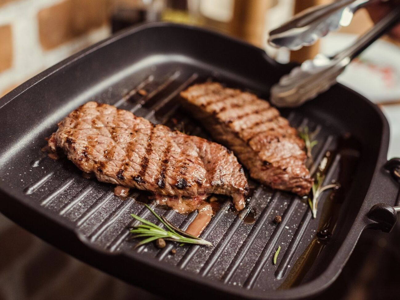 Пока мясо жарится, не нужно его переворачивать, пока не появится корочка