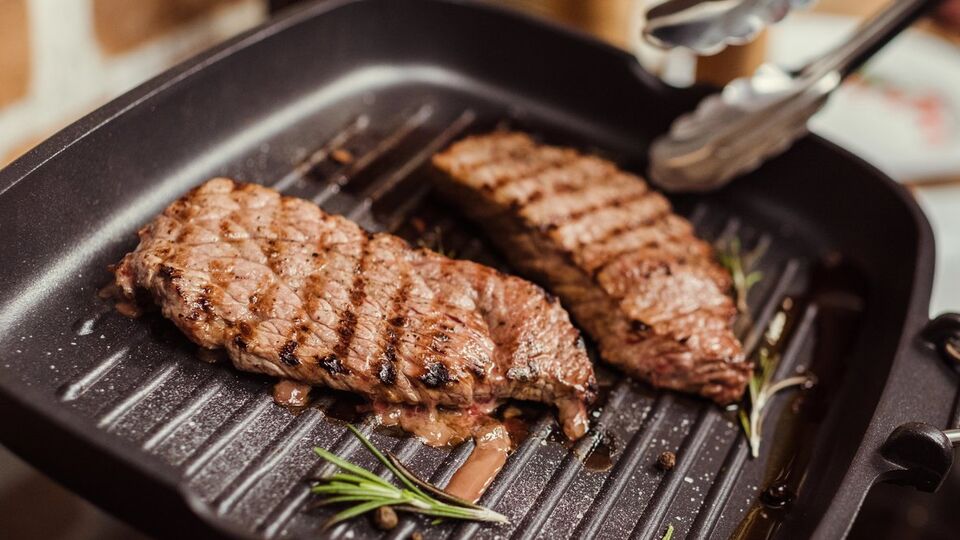 Пока мясо жарится, не нужно его переворачивать, пока не появится корочка