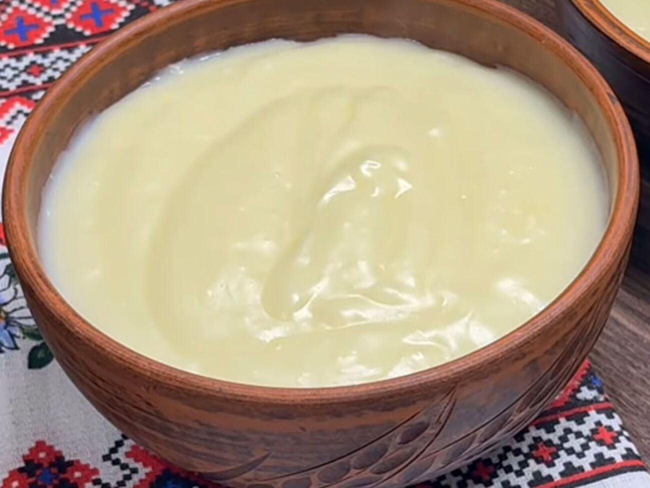 Горячий кисель разлейте в заранее подогретые тарелки