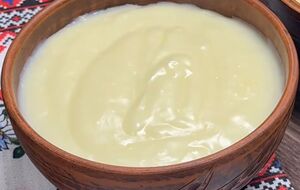 Горячий кисель разлейте в заранее подогретые тарелки