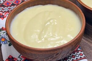 Горячий кисель разлейте в заранее подогретые тарелки