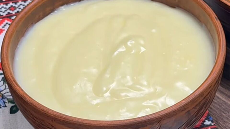 Горячий кисель разлейте в заранее подогретые тарелки