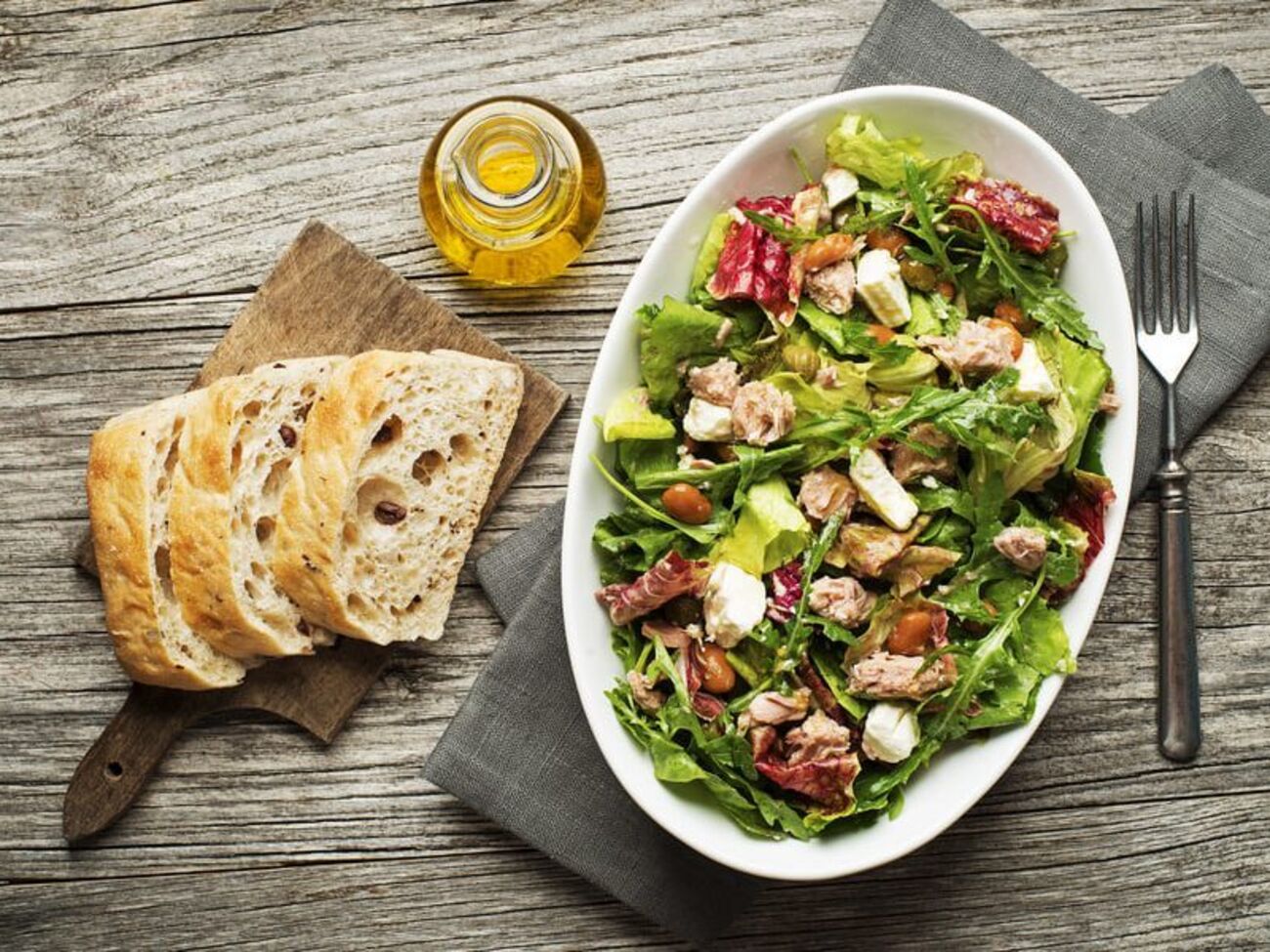 Салат подають одразу після приготування