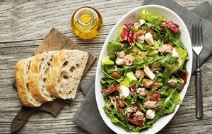 Салат подають одразу після приготування