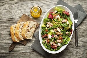 Салат подають одразу після приготування