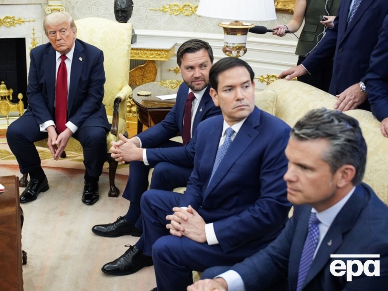 Президент начал раздавать классическую обувь своему окружению