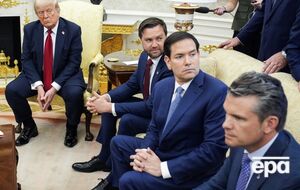 Президент начал раздавать классическую обувь своему окружению