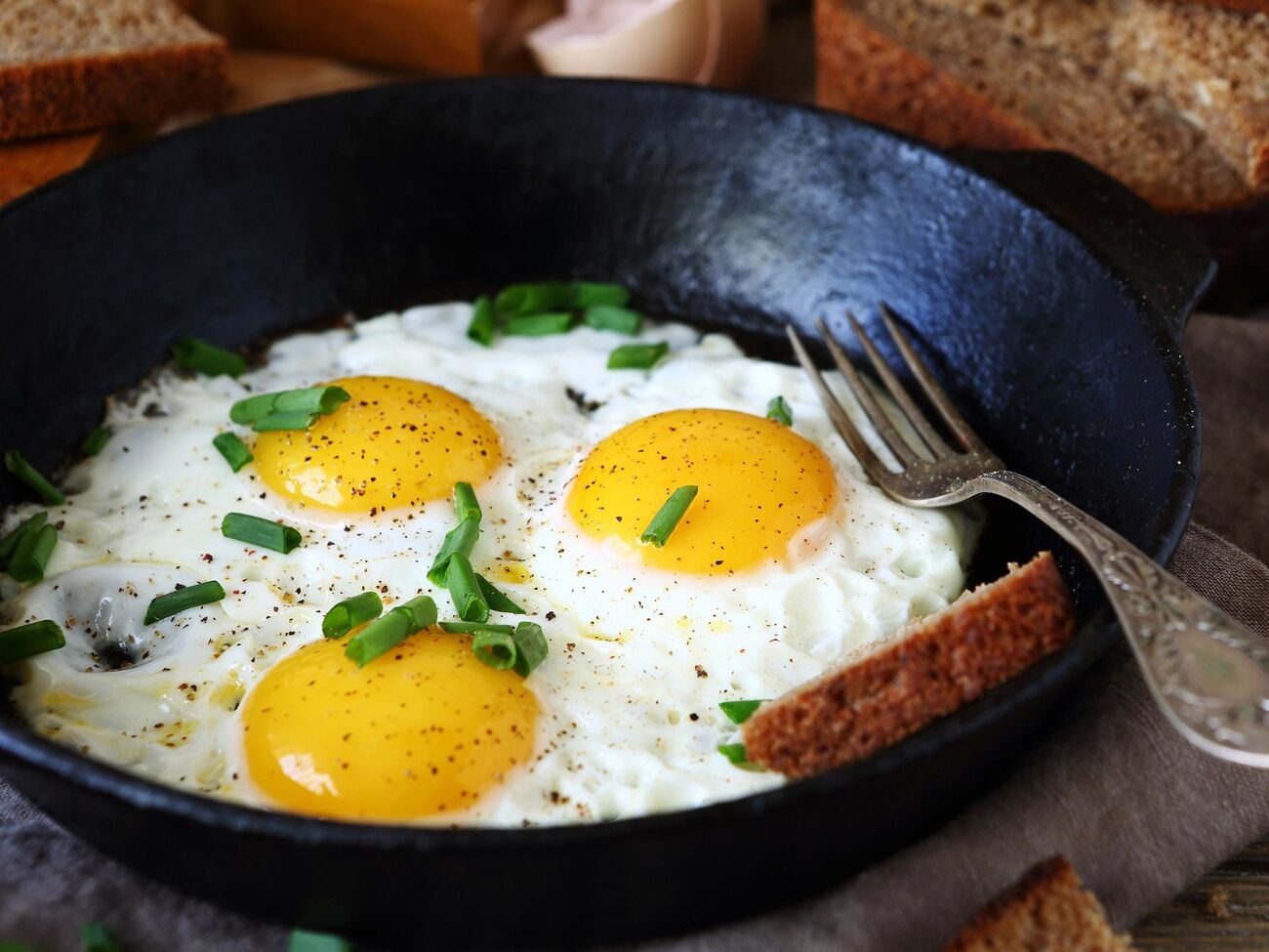Важливо навчитися розбивати яйця одним ударом