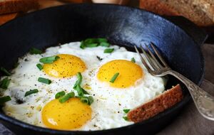 Важно научится разбивать яйца одним ударом