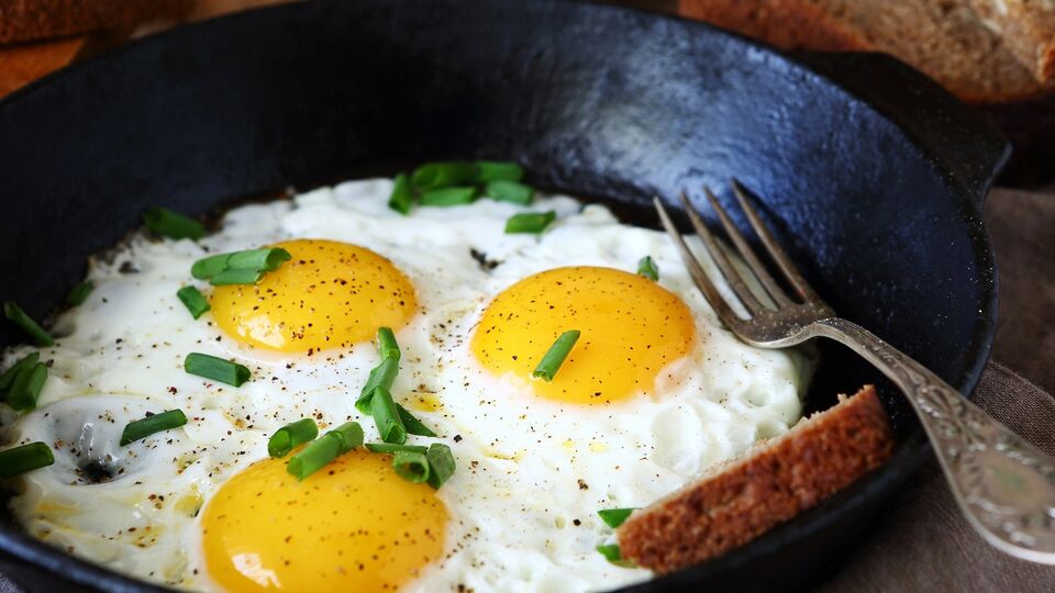 Важно научится разбивать яйца одним ударом