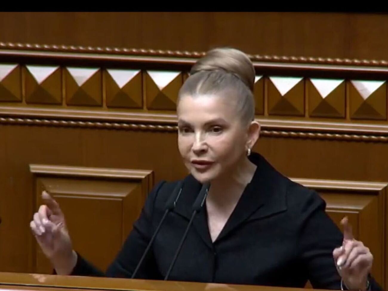 Тимошенко з'явилася на пленарному засіданні в темному костюмі, зібравши волосся на маківці в пишну гульку