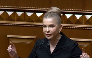 Тимошенко появилась на пленарном заседании в темном костюме, сложив волосы на макушке пышной гулькой