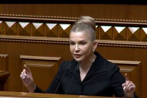 Тимошенко з'явилася на пленарному засіданні в темному костюмі, зібравши волосся на маківці в пишну гульку