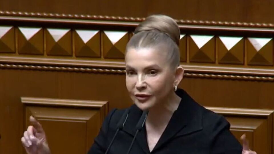 Тимошенко з'явилася на пленарному засіданні в темному костюмі, зібравши волосся на маківці в пишну гульку