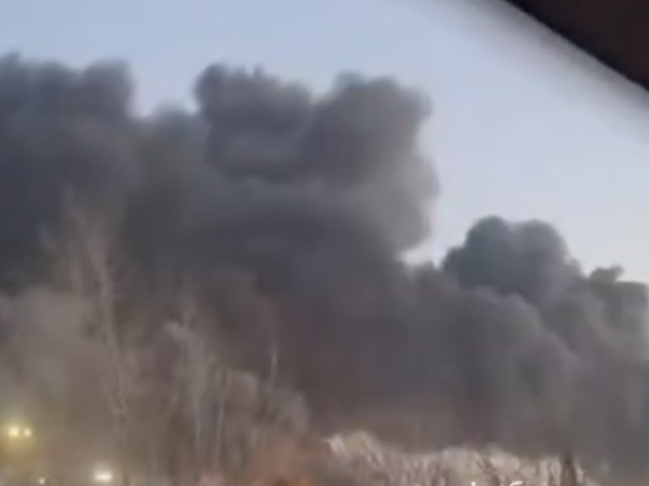 У мережі публікують кадри з масштабною пожежею