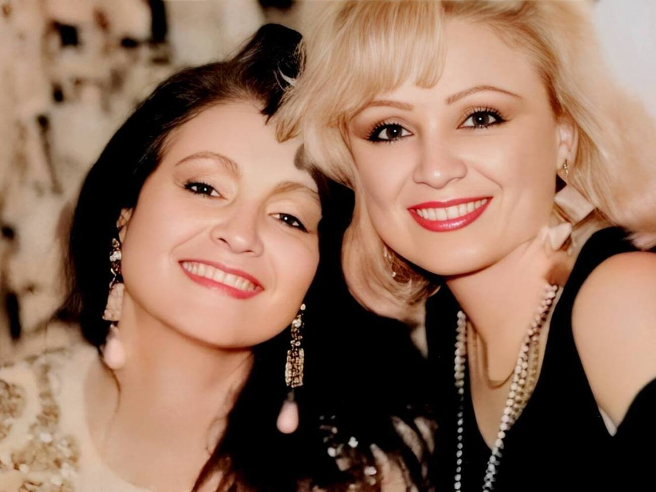 Фото сестер Ротару опубликовали фаны ее младшей сестры Аурики (на фото справа)