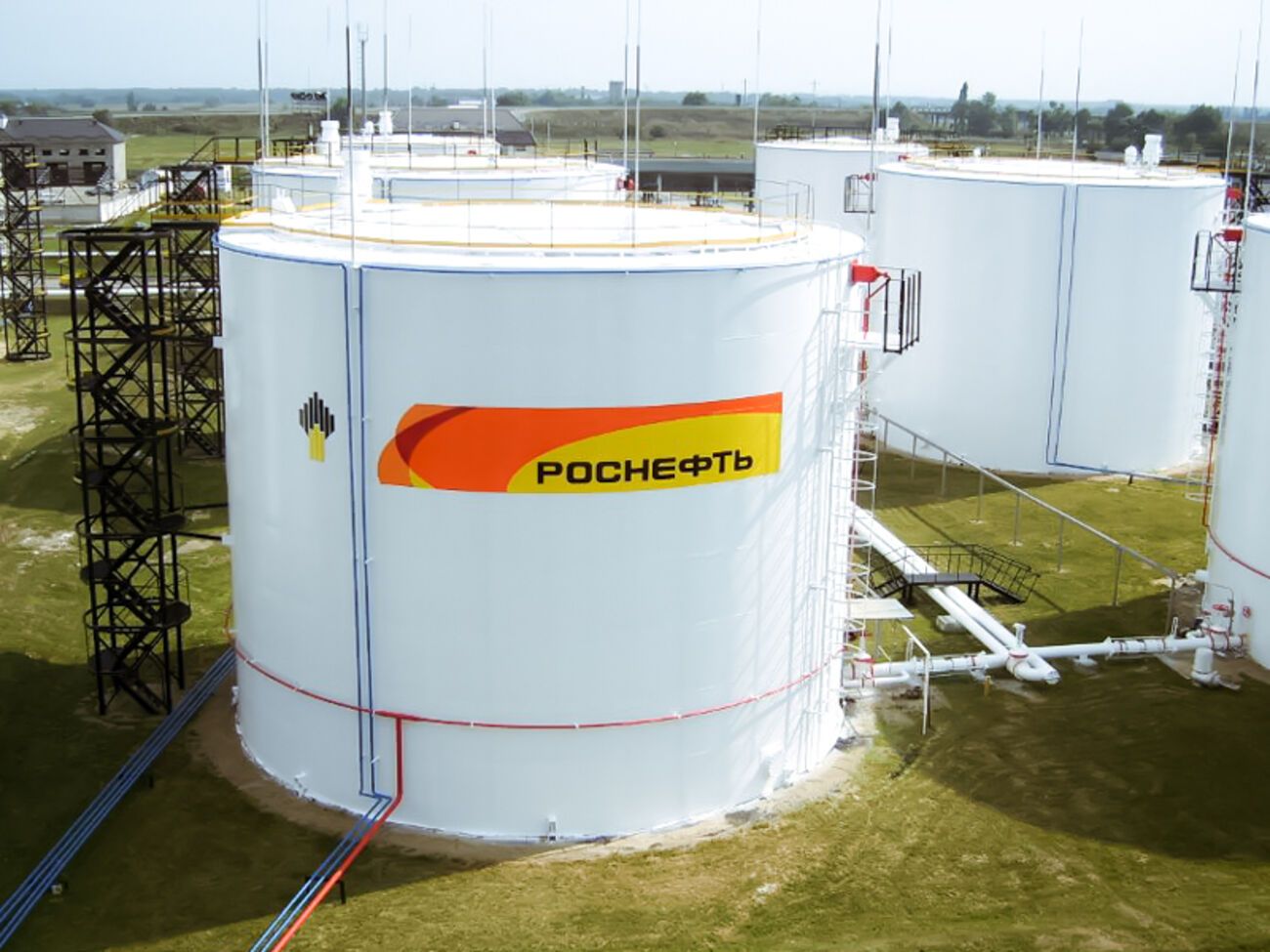 Нефтебаза попала под удар беспилотников