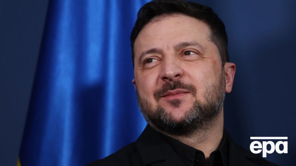 Зеленский анонсировал выплаты по 1,5 тыс. и кешбэк на горючее