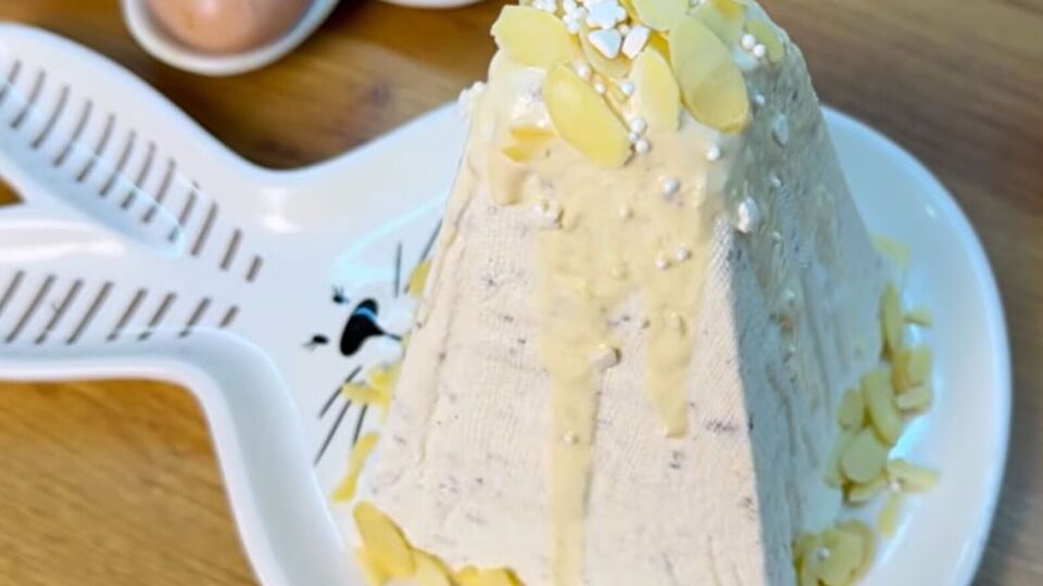 Творожная паска должна настояться в холодильнике 12 часов