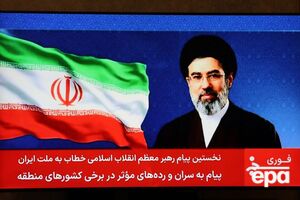 Хаменеї ще жодного разу не з'являвся на публіці після того, як став верховним лідером Ірану