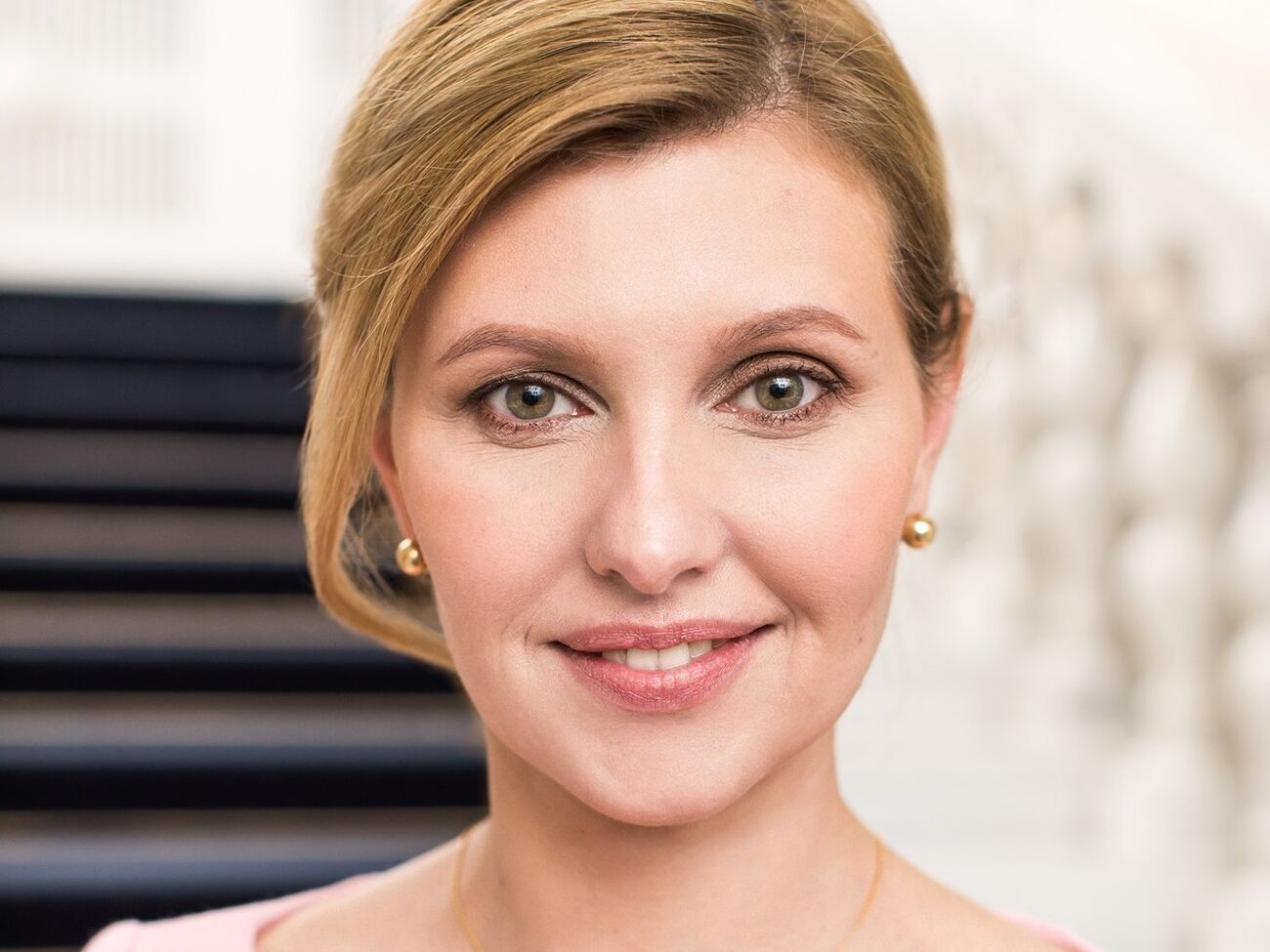 Зеленська надає перевагу спокійній гамі в одязі й манікюрі