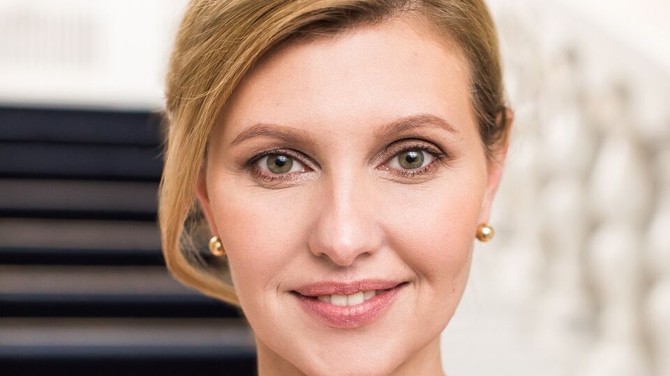 Зеленська надає перевагу спокійній гамі в одязі й манікюрі