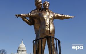 Инсталляцию с Трампом и Эпштейном назвали The King of the World ("Король мира")