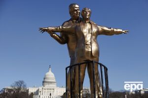 Инсталляцию с Трампом и Эпштейном назвали The King of the World ("Король мира")