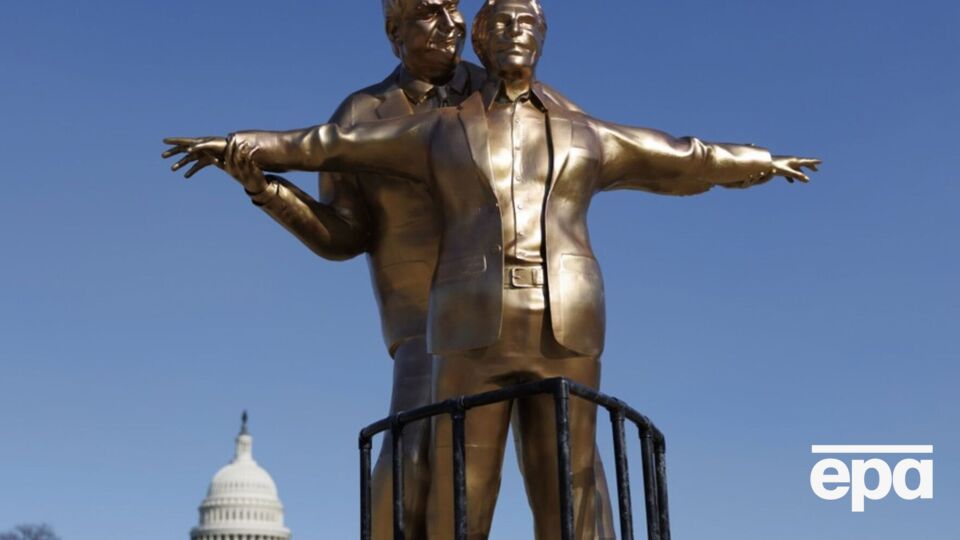 Инсталляцию с Трампом и Эпштейном назвали The King of the World ("Король мира")