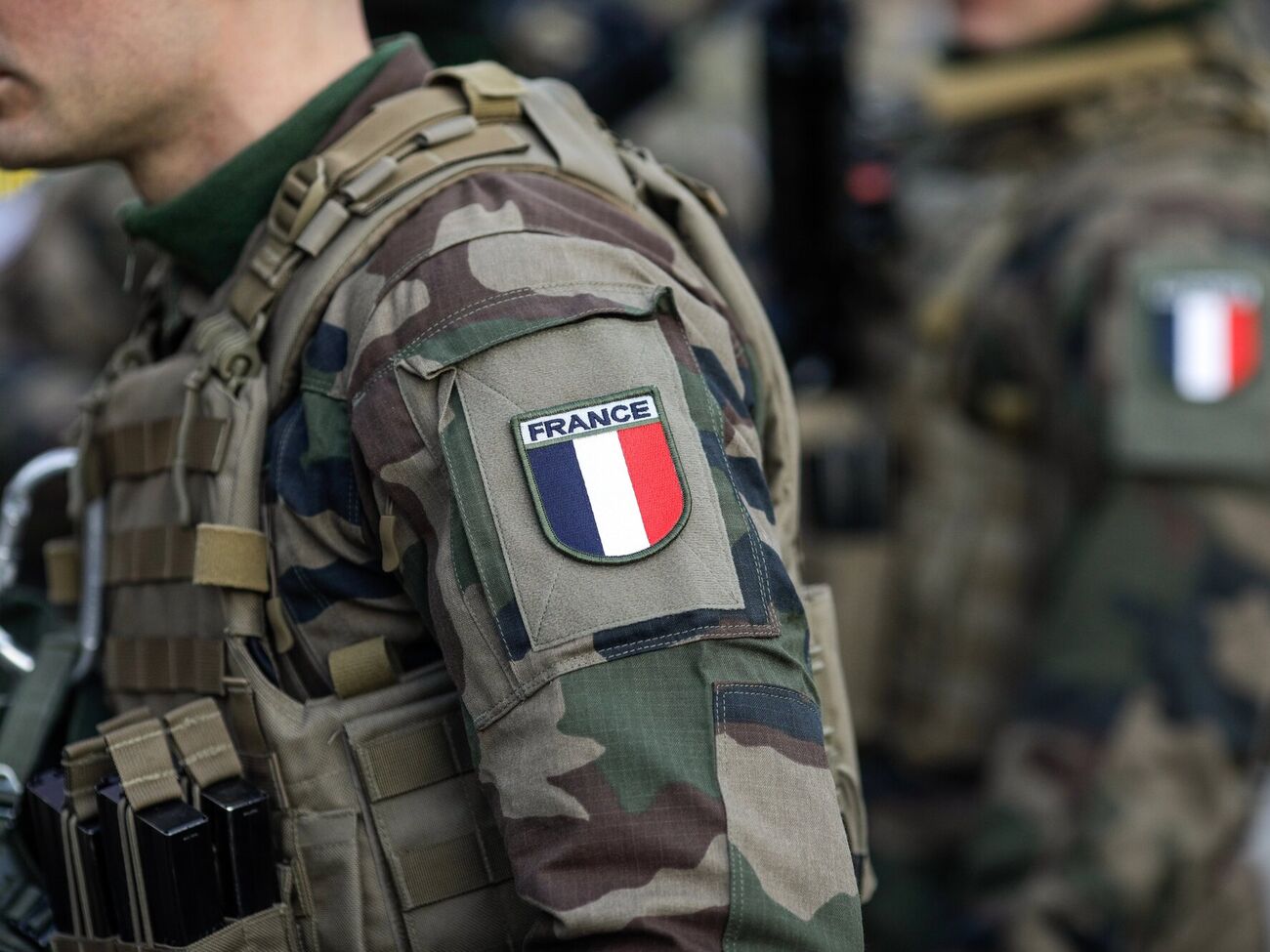 Еще шесть военных Франции получили ранения